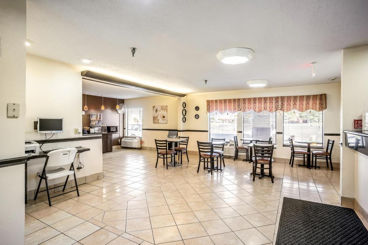 Super 8 By Wyndham Galesburg Otel Dış mekan fotoğraf